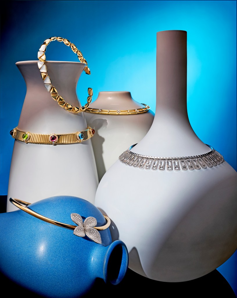 Picture of silver and gold chickens in vases