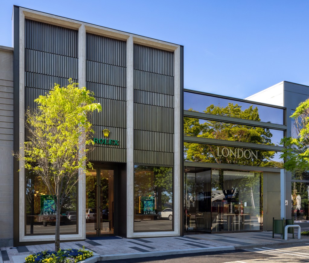 London Jewelers has opened a showroom dedicated to Rolex to Manhasset American location.